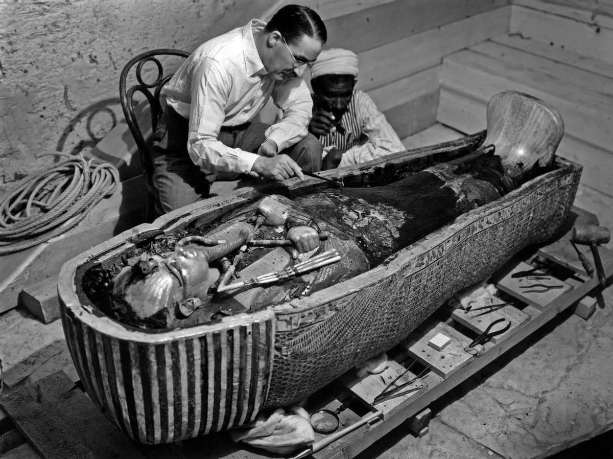 Howard Carter examina con un ayudante el último sarcófago del faraón.