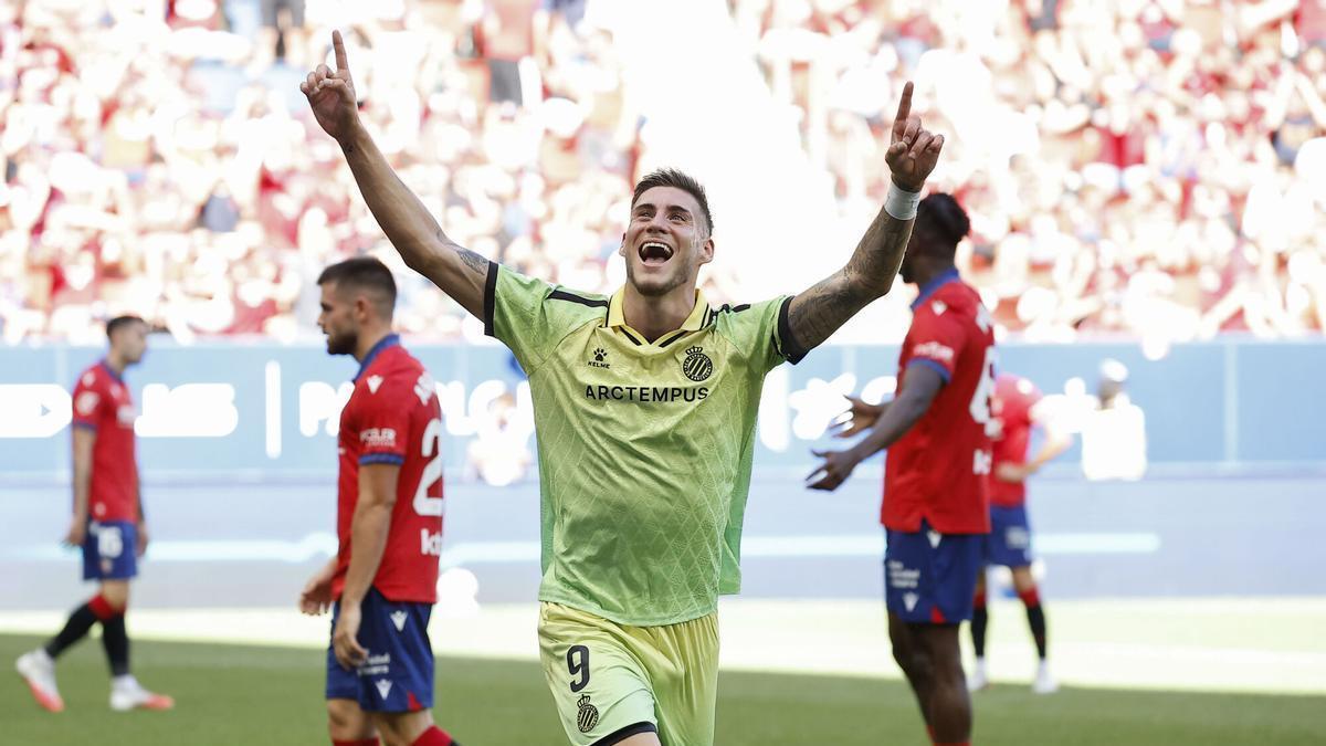 El delantero del Espanyol Roberto Fernández celebra tras anotar el 0-2 durante el partido de la quinta jornada de Liga disputado entre el Osasuna y el Espanyol, este sábado en el estadio de El Sadar.