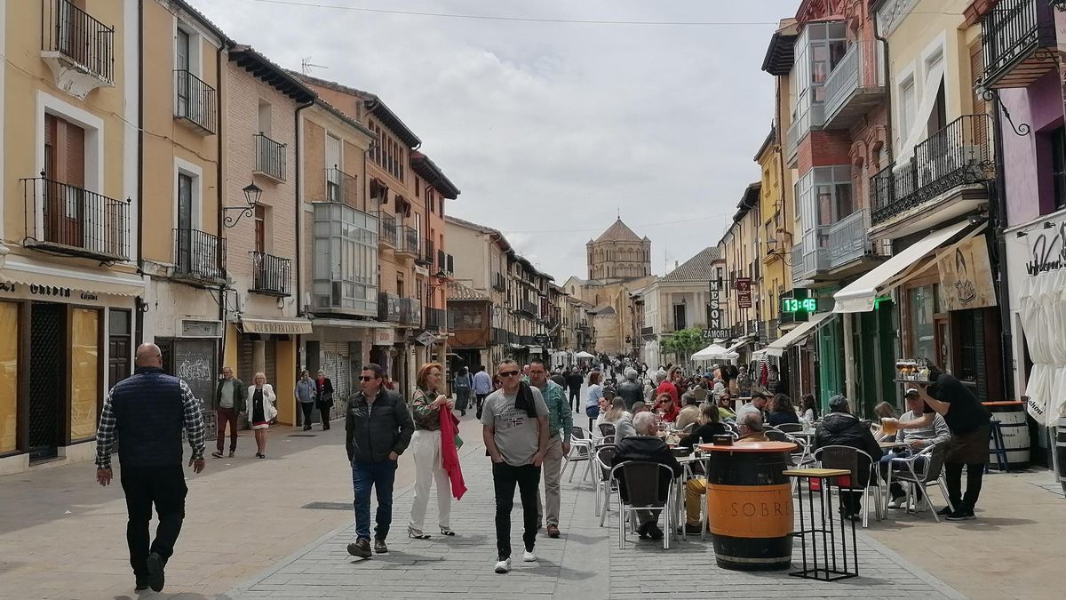 Vecinos pasean por la Plaza Mayor de la ciudad de Toro