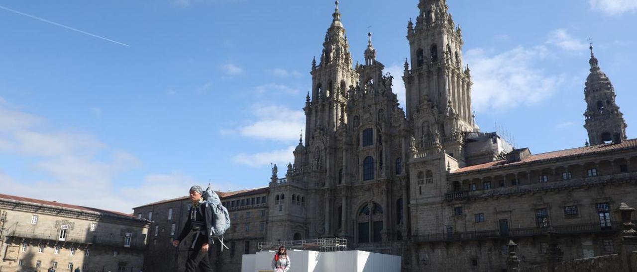 La plaza del Obradoiro, prácticamente vacía por la pandemia del Covid-19. // Xoán Álvarez