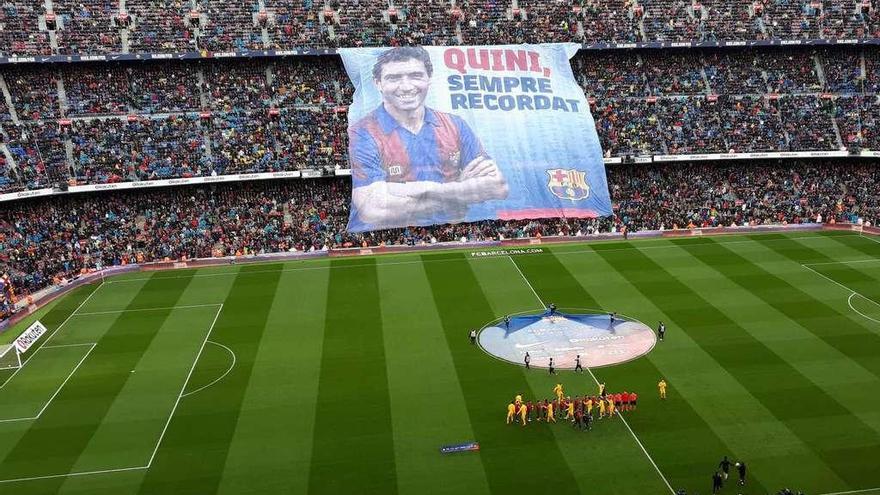 El Camp Nou tributó ayer un homenaje a Quini, fallecido esta semana.