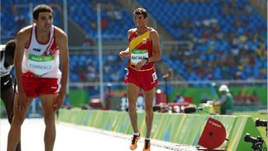 Adel Mechaal, al fons, després de quedar fora als 5.000 metres.