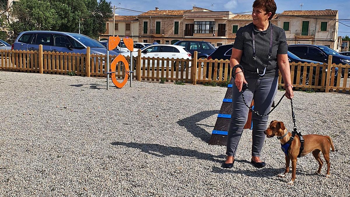 La alcaldesa Maria Pons y na Poli posan para este diario en el parque canino de Santanyí. La complicidad entre ellas es total.