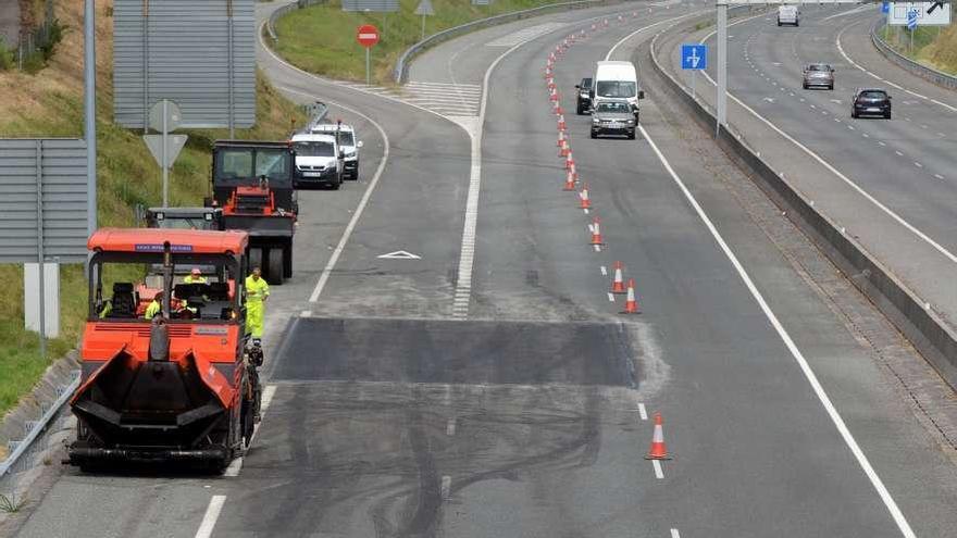 Trabajos de asfaltado de la Autovía do Salnés desarrollados en junio. // Noé Parga