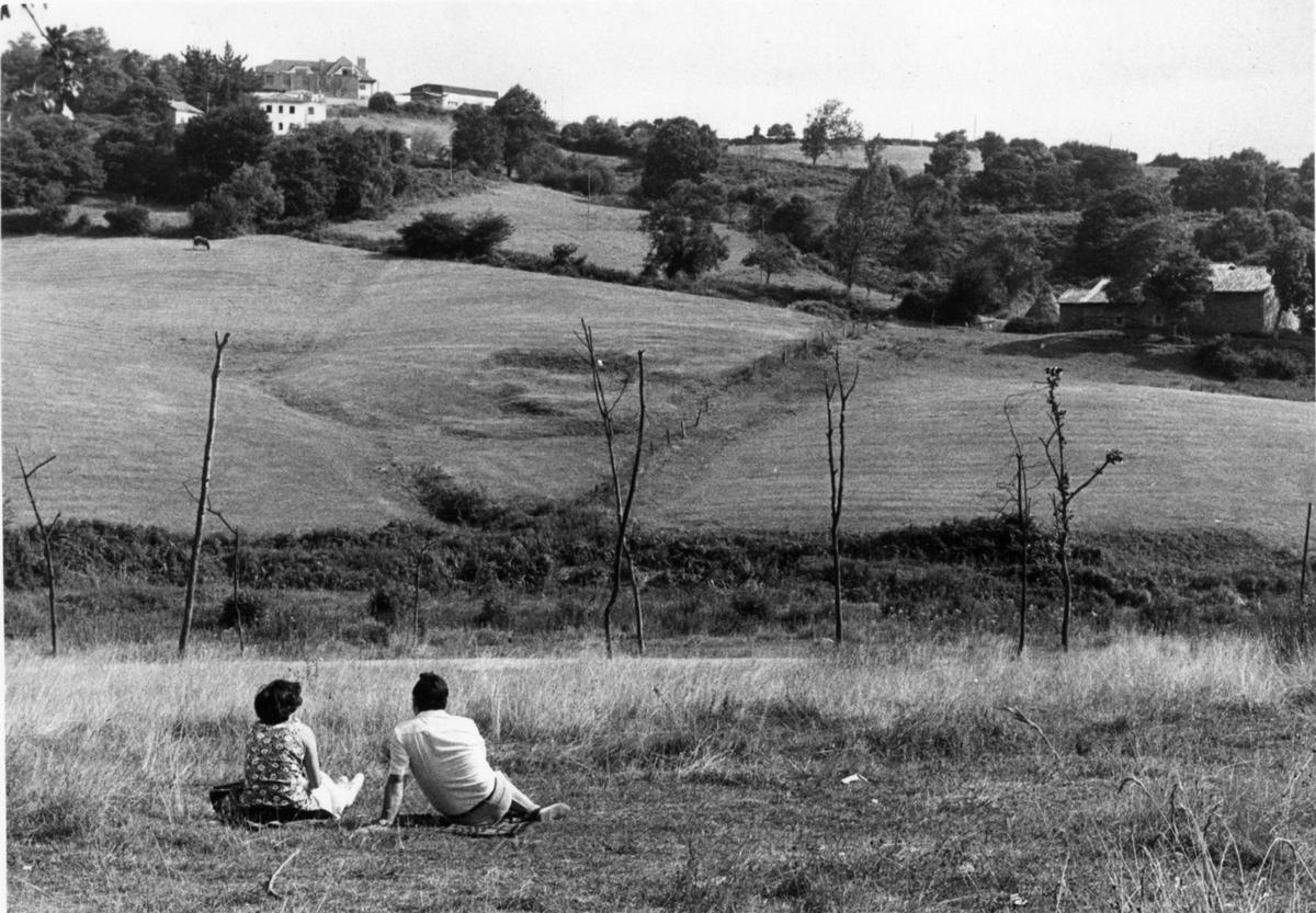 Una pareja observa los terrenos del Parque de Invierno, en 1985