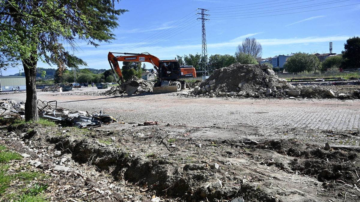 Trabajos de demolición del Parque de Maquinarias y la Imprenta Provincial en la Xunqueira de Alba.