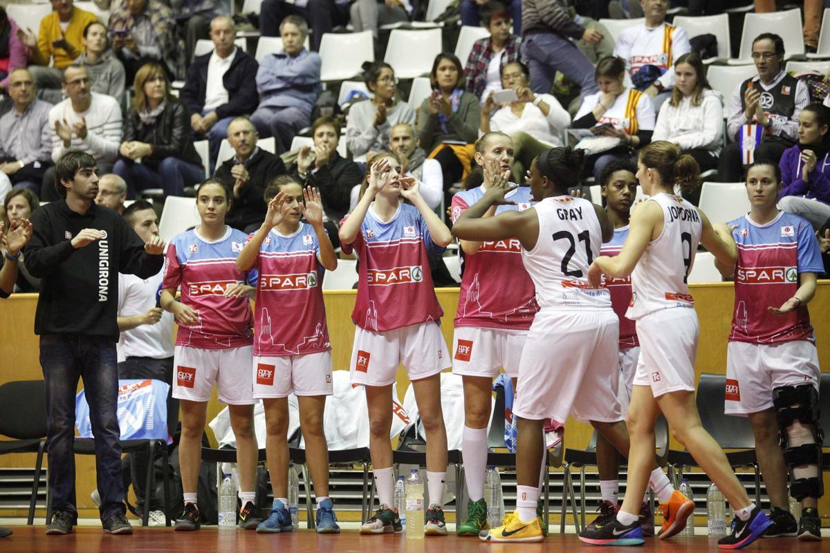 Gray i Jordana saludant la resta de jugadores abans del partit contra el Wisla, el 21 d'octubre de 2015, el del primer triomf a l'Eurolliga