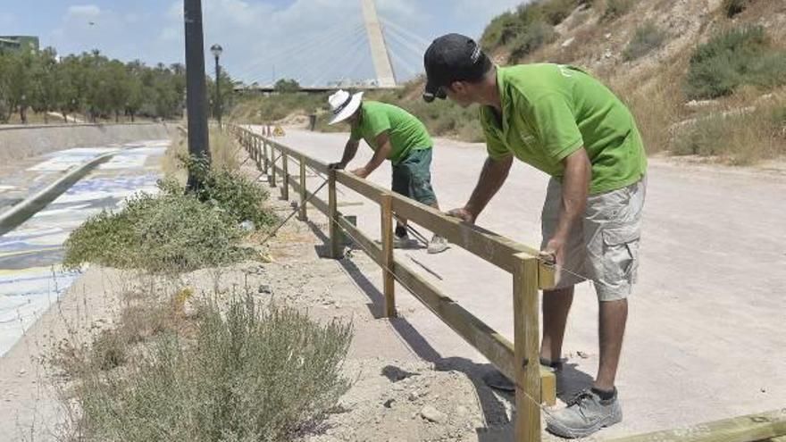 El vallado de la ladera del río se amplía hasta la zona del puente de Barrachina