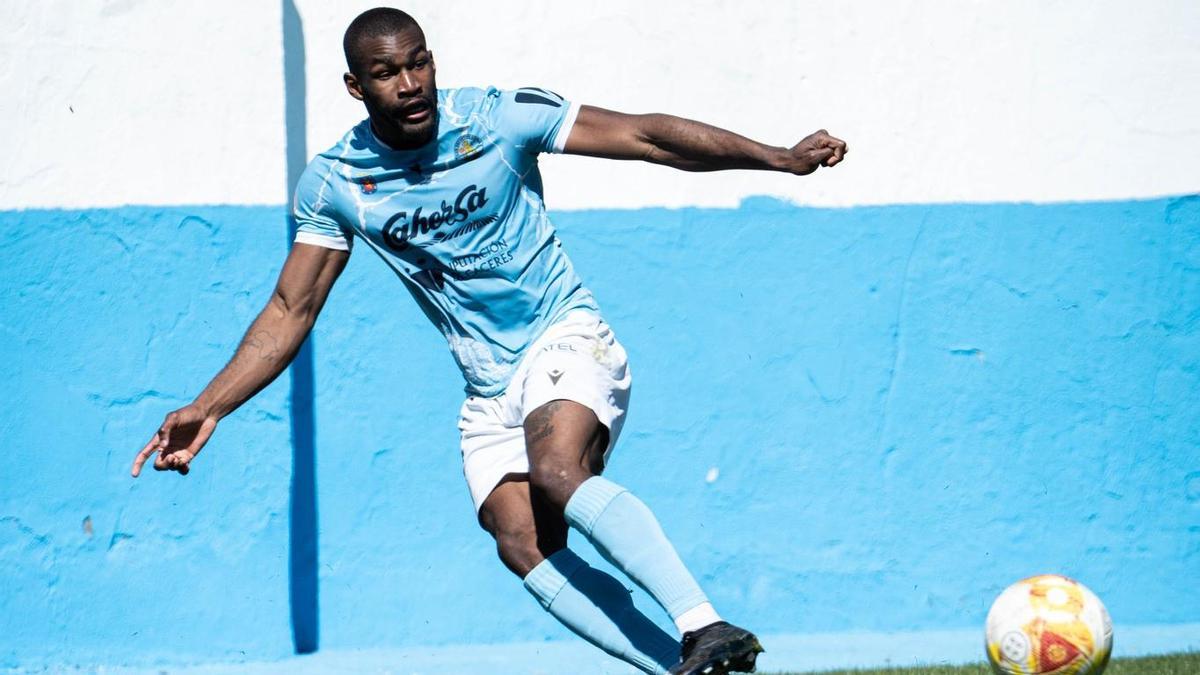 Mba , autor del primer gol del Coria en Orihuela.
