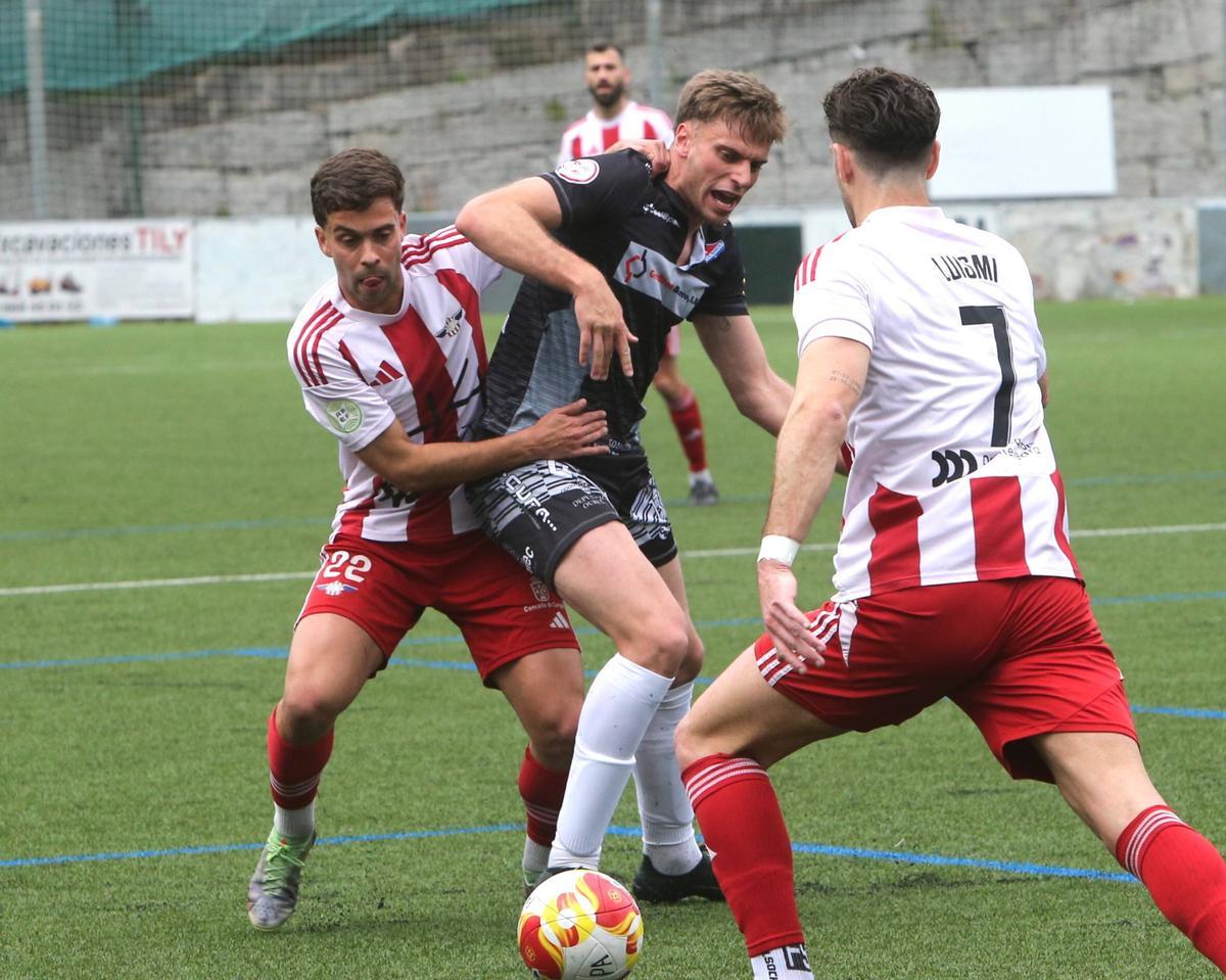 Ube pugna con un rival en un encuentro de la pasada temporada.
