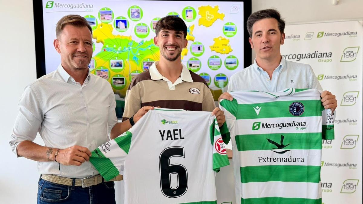 Manuel Mosquera, Yael Ballesteros y Pedro González durante la presentación del jugador en Mercoguadiana.