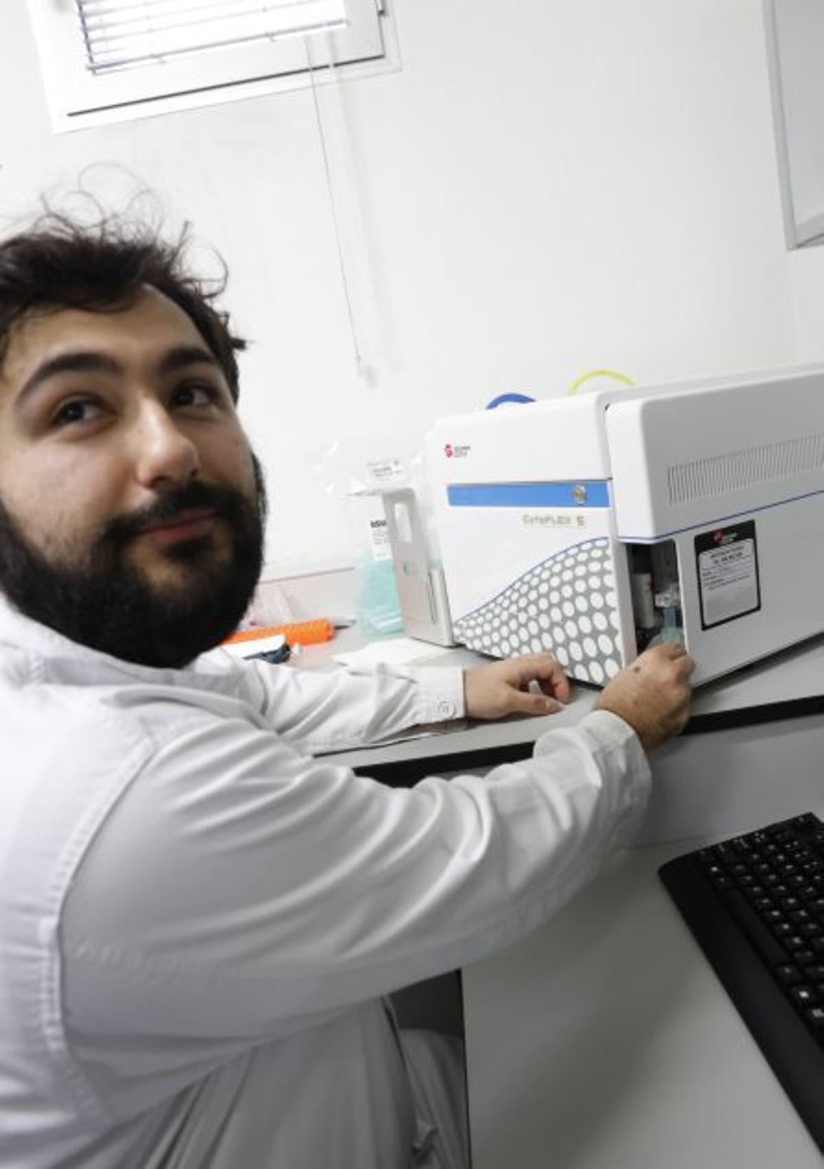 Pelayo Baragaño, realizando pruebas en un citómetro de flujo.  | ÁNGEL GONZÁLEZ