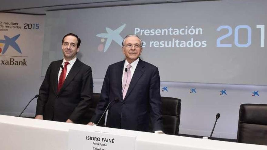 Gonzalo Cortázar e Isidro Fainé, ayer, en la presentación de resultados.