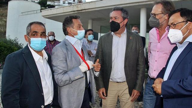 Francisco Martínez, alcalde de Álora; Paulino Plata, Juan Espadas, José  Sánchez Moreno, exalcalde de la localidad, y Miguel Ángel Heredia el pasado miércoles  en el citado municipio.