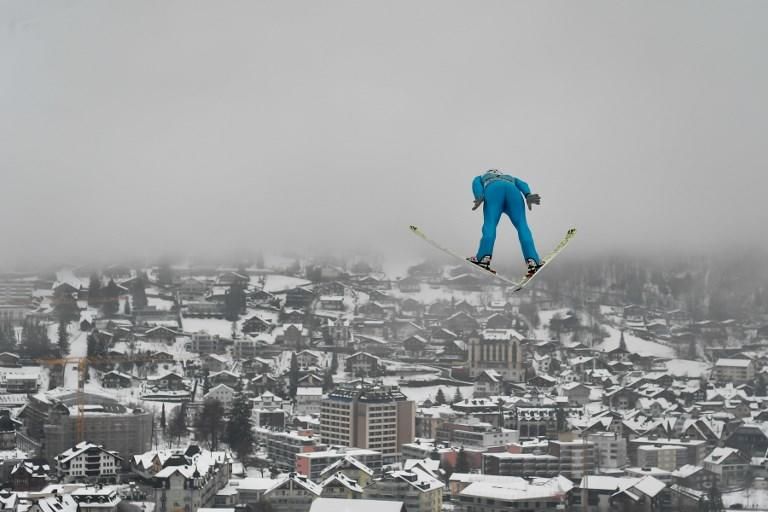 El francés Jonathan Learoyd ejecuta un salto en la Copa Mundial de Saltos de Esquí masculinos en Engelberg, en el centro de Suiza. 16 de diciembre de 2018. Fabrice COFFRINI / AFP