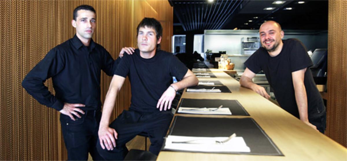 Gabi Viamana, David Rustarazo y Albert Ventura, en la barra de Coure. GUILLERMO MOLINER