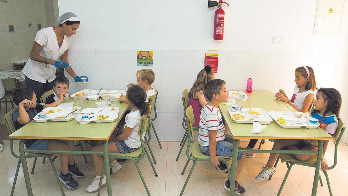 Alumnos de un colegio de Cartagena, durante la hora de comedor.