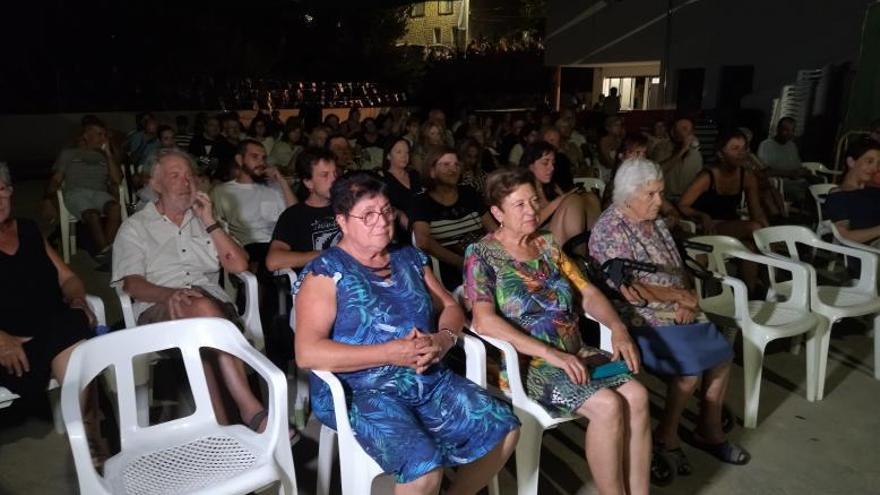 Numerosos vecinos, entre ellos las mujeres del documental, asistieron a la proyección en el Frontó de Benialí