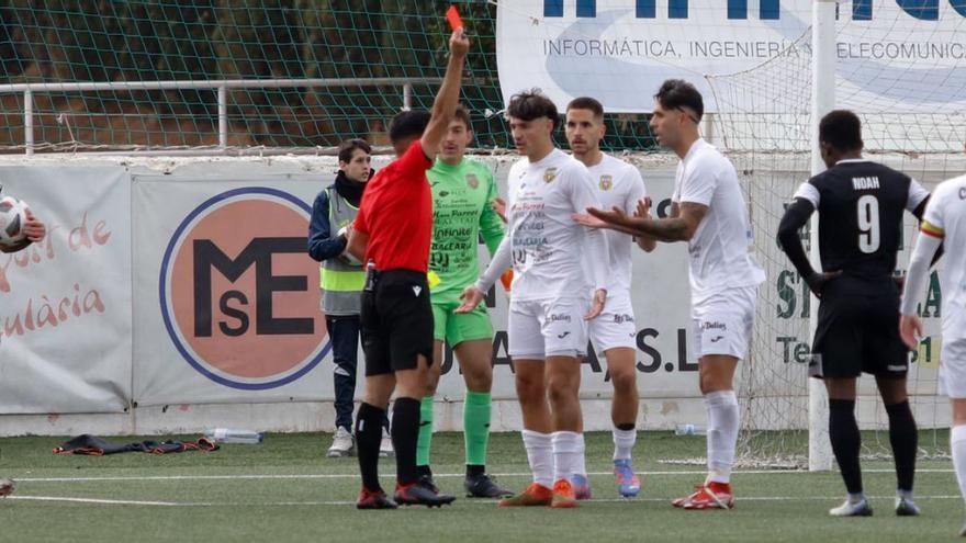 Imagen que capta el instante en el que el colegiado expulsa al jugador peñista Estellés. | JUAN A. RIERA