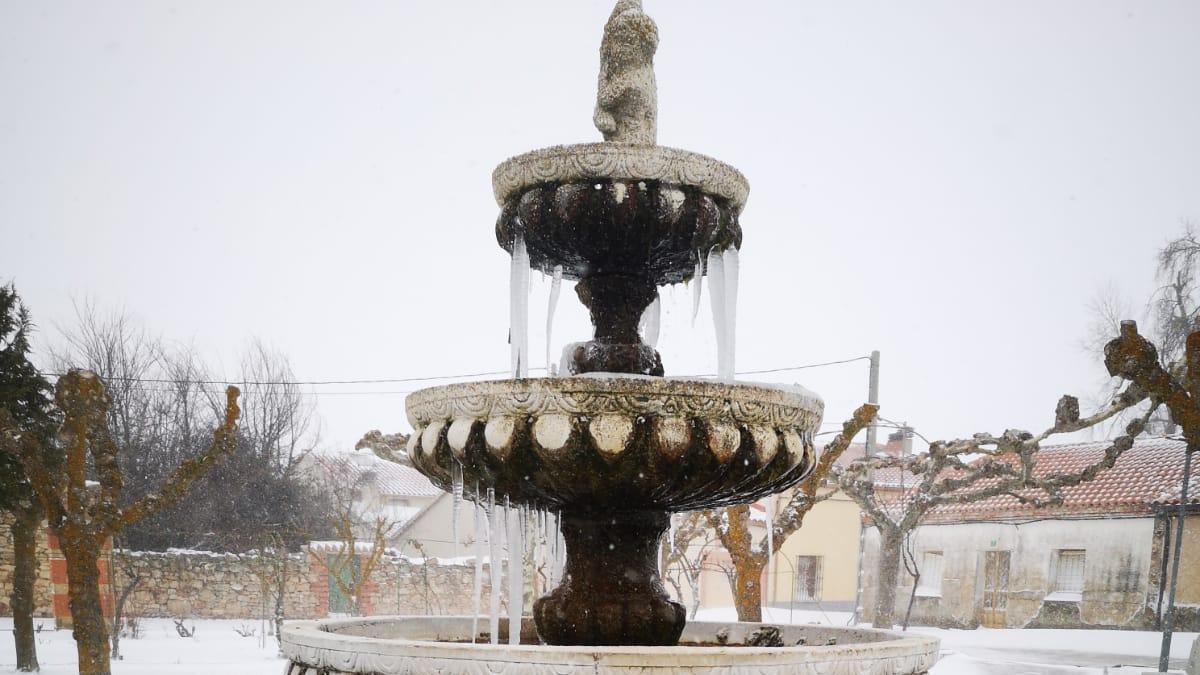 La fuente de Villanueva de Campeán, totalmente helada