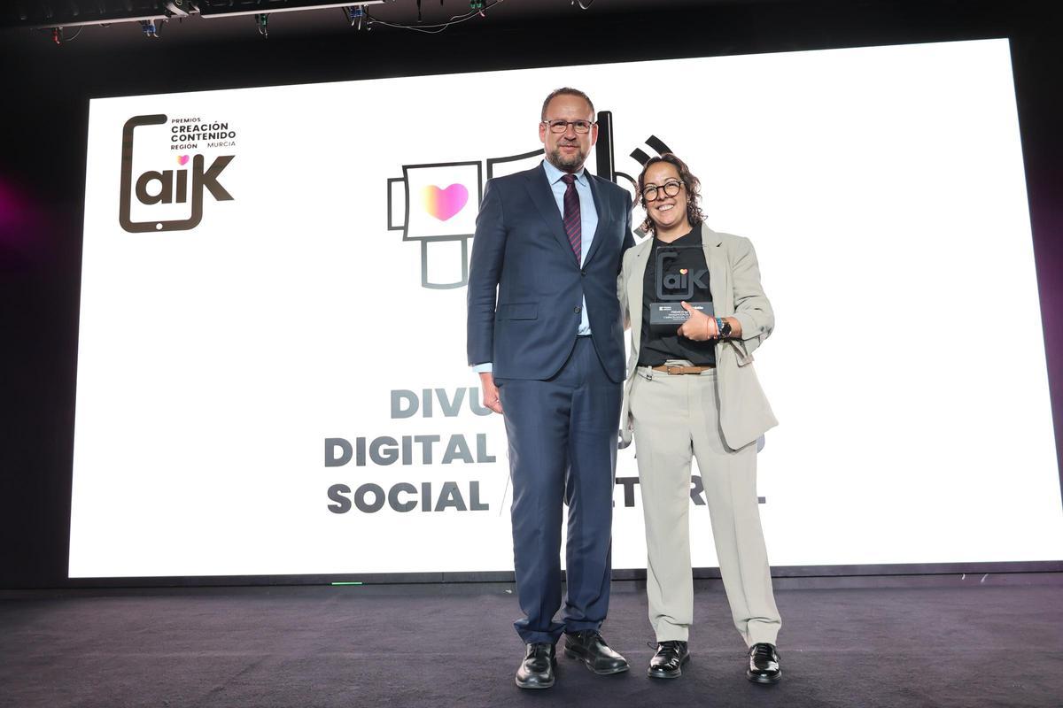 Marian Sánchez recoge el premio de manos del teniente de Alcaldey concejal, José Guillén.