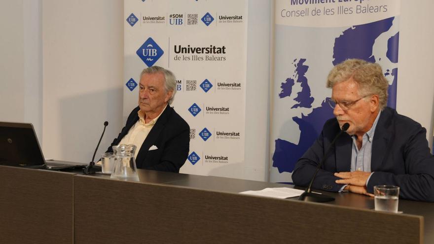 El articulista de Diario de Mallorca, Jorge Dezcallar, ayer en la conferencia en Ca n’Oleo en Palma. | GUILLEM BOSCH