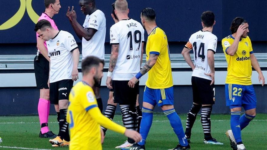 El racismo sacude un Cádiz-Valencia histórico en la Liga