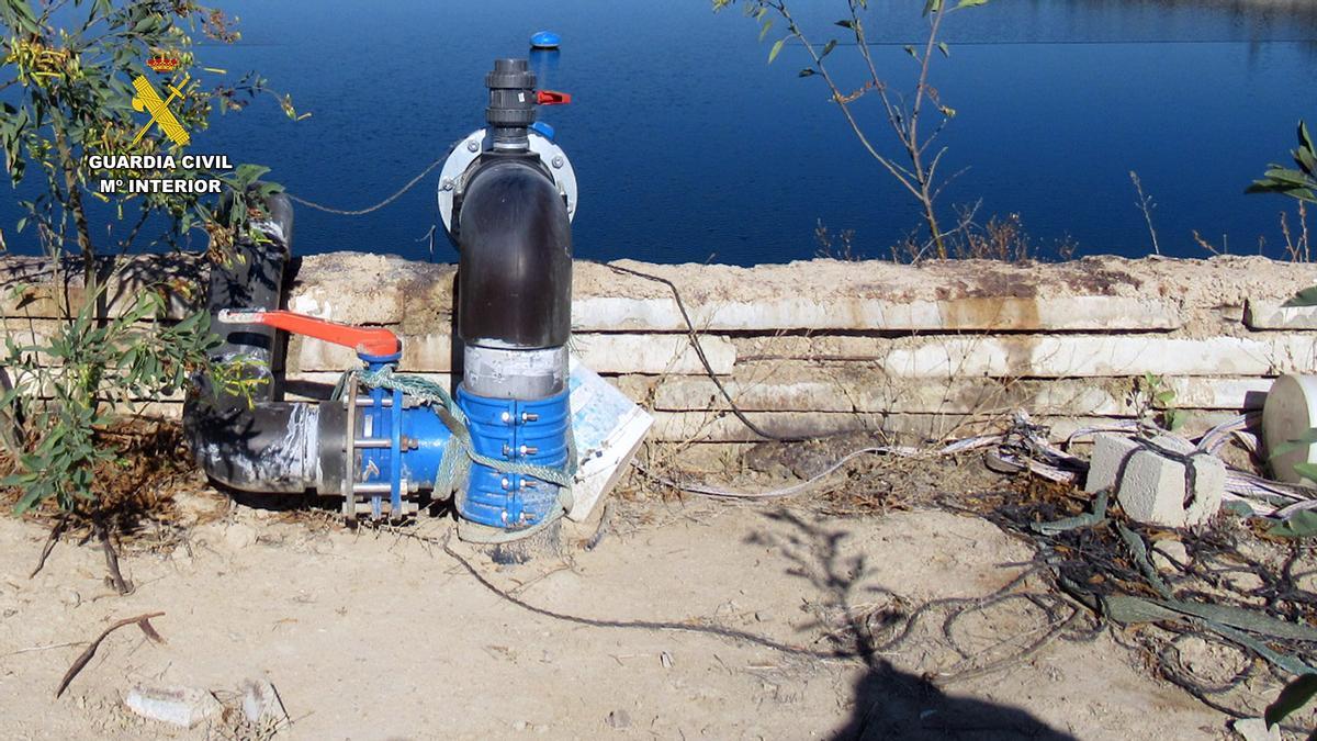 Tubería de agua en imagen cedida por la Guardia Civil.