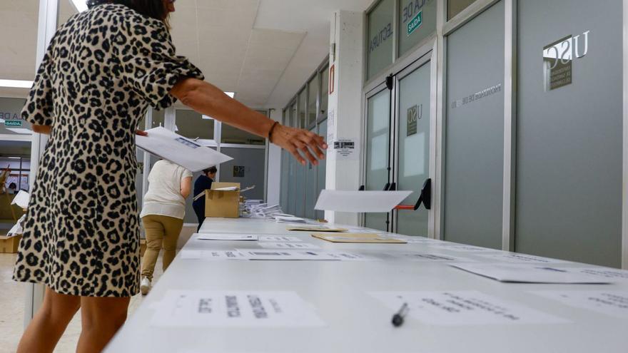 Trabajadores ordenan
los exámenes de selectividad
del pasado año.
| Jesús Prieto