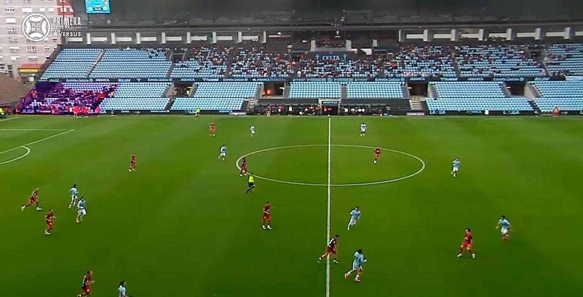 El grupo de aficionados visitantes, en la esquina inferior izquierda, resaltados en rojo.