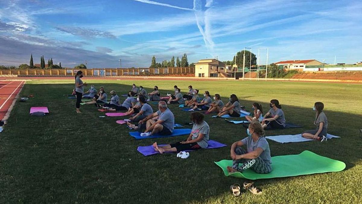 Masterclass de yoga impartida por la AECC de Toro en el polideportivo municipal