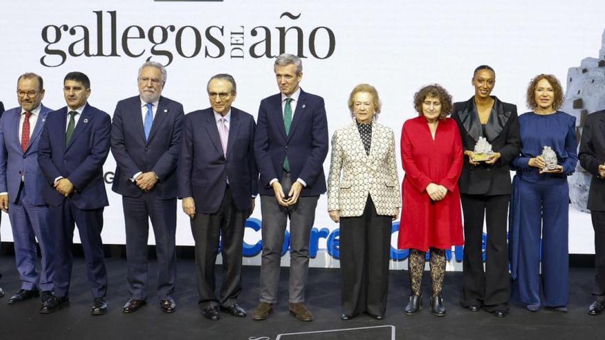 El director general de Prensa Ibérica en Galicia, Juan Carlos da Silva; los premiados Manuel Rivas y Constantino Fernández; el rector de la USC, Antonio López; el delegado del Gobierno en Galicia, Pedro Blanco; el presidente del Parlamento gallego, Miguel Santalices; el presidente de Prensa Ibérica, Javier Moll; el presidente de la Xunta, Alfonso Rueda; la vicepresidenta de Prensa Ibérica, Arantza Sarasola; la alcaldesa de Santiago, Goretti Sanmartín; los premiados Ana Peleteiro, Mabel Loza y Emilio Pérez Nieto; el presidente del jurado, Darío Villanueva; y el director de El Correo Gallego, Xaime Leiro. |  A.H./J.P./X.Á./C.A./L.P.