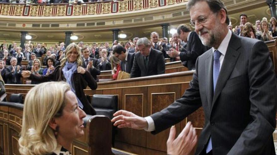 Ana Oramas felicita al presidente Mariano Rajoy tras finalizar el debate de investidura en la Cámara Baja el noviembre de 2011.