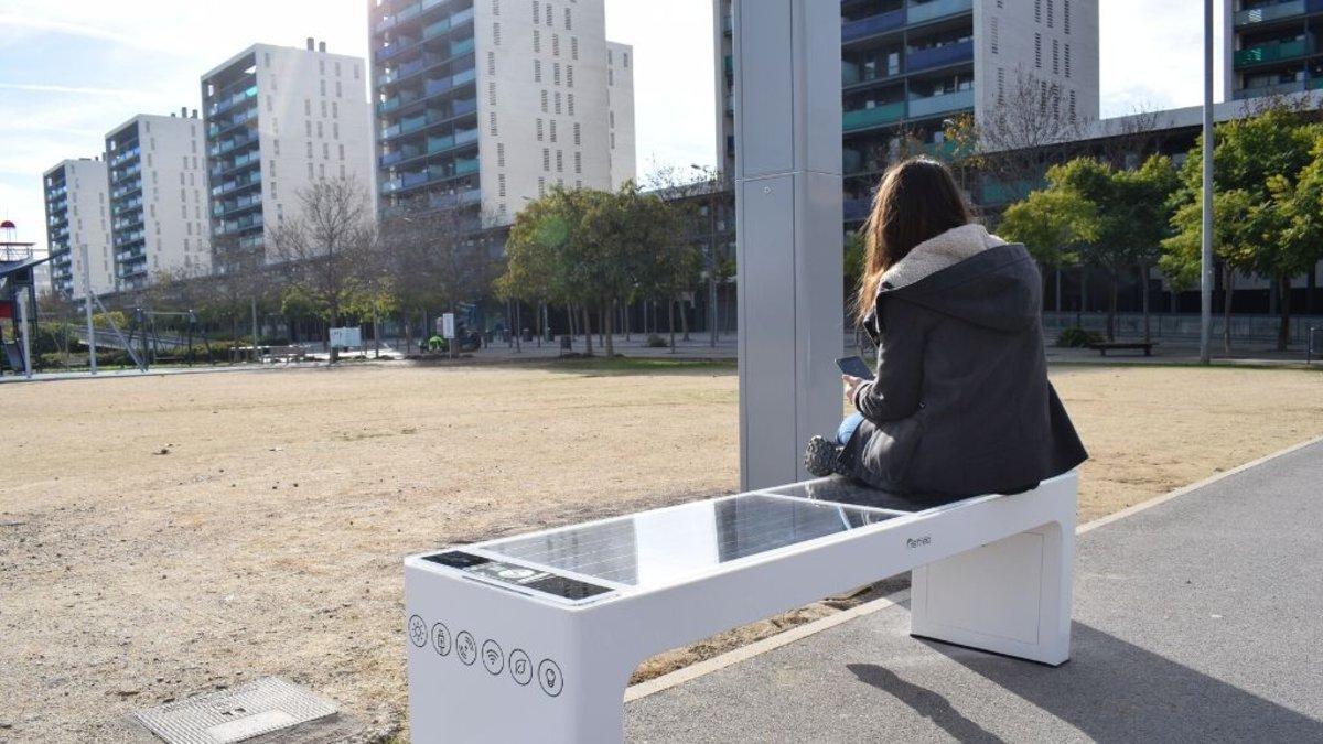 Banco solar en el parque de la Marina de Viladecans.