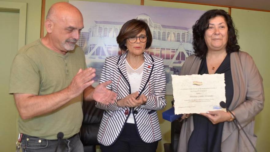 Almudena Grandes (dcha), al recibir la distinción de manos de la presidenta de la Asamblea.