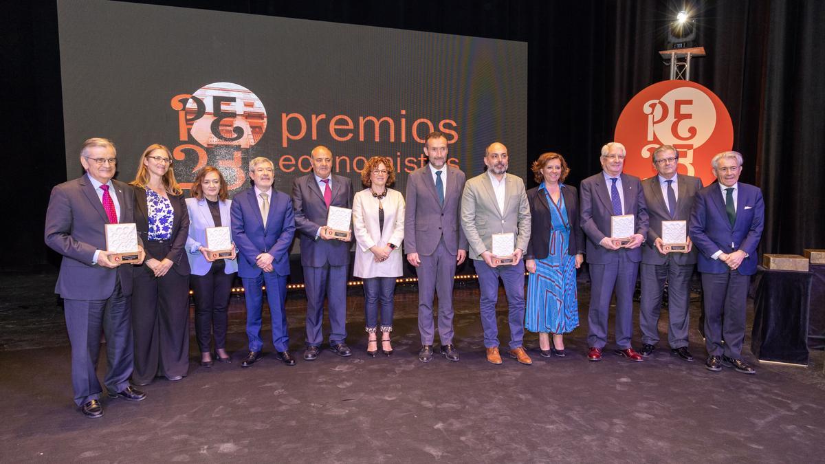 Los Premios Economistas reconocen la trayectoria y la labor de personas, empresas y entidades que contribuyen al desarrollo y crecimiento de la provincia de Alicante y de España.