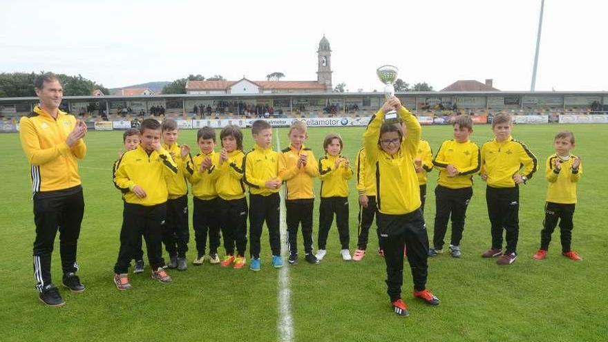 El prebenjamín fue homenajeado por su título de liga en los prolegómenos del Ribadumia-Ferrol. // N.P.