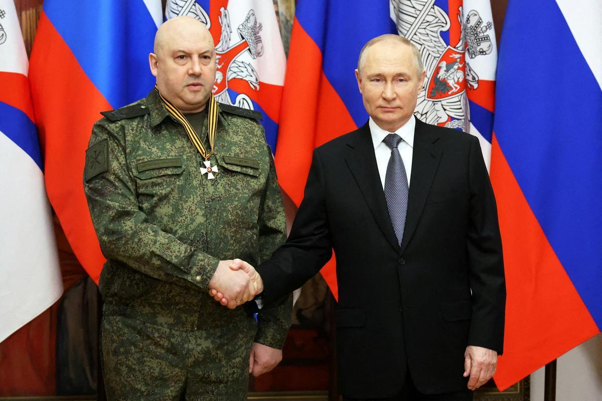El general Serguéi Surovikin saluda al presidente ruso, Vladímir Putin, tras recibir la Orden de San Jorge, el pasado 31 de diciembre. El general Serguéi Surovikin saluda al presidente ruso, Vladímir Putin, tras recibir la Orden de San Jorge, el pasado 31 de diciembre.