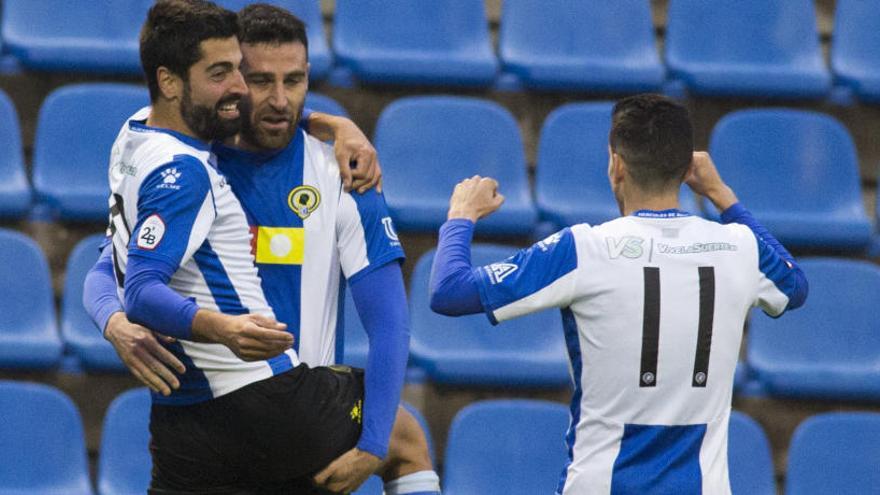 Carlos Martínez, Benja y Alfaro celebran uno de los goles ante el Sabadell.