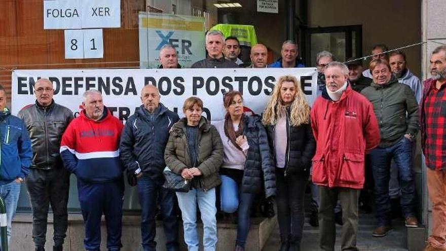 Alguno de los trabajadores que ayer iniciaron la huelga de hambre, en la sede de Dornier. // Marta G.Brea