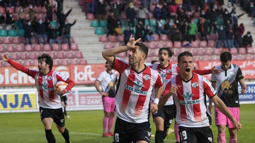 Carlos Ramos celebra el 1-1 ante Unionistas.