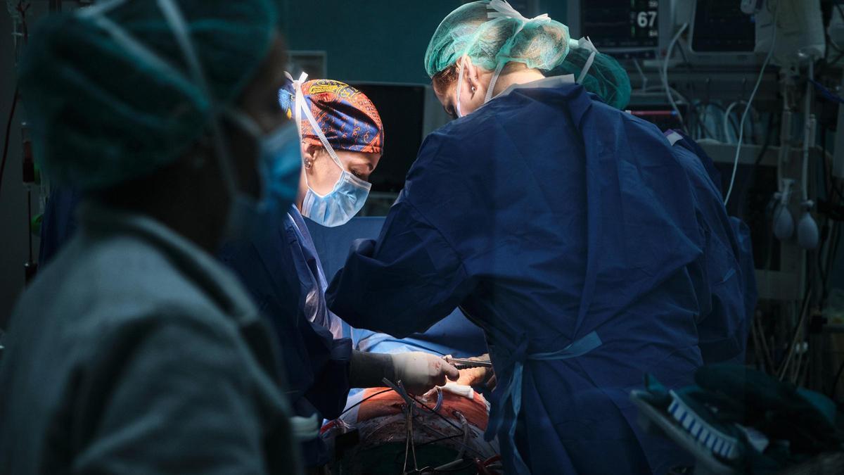 Profesionales operando en el Hospital Universitario de Canarias