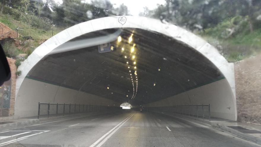 Si el destino le conduce estos días al túnel de la Alcazaba, agudice el oído porque quizás experimentará el silencio o puede que hasta el rumor de la brisa. El tronar del tráfico nos concede una tregua estos días tan insólitos y hace que en especial muchos peatones aguarden de una vez las medidas para insonorizar el túnel, pendientes desde hace 20 años. El compromiso municipal es que los decibelios desciendan durante esta legislatura.