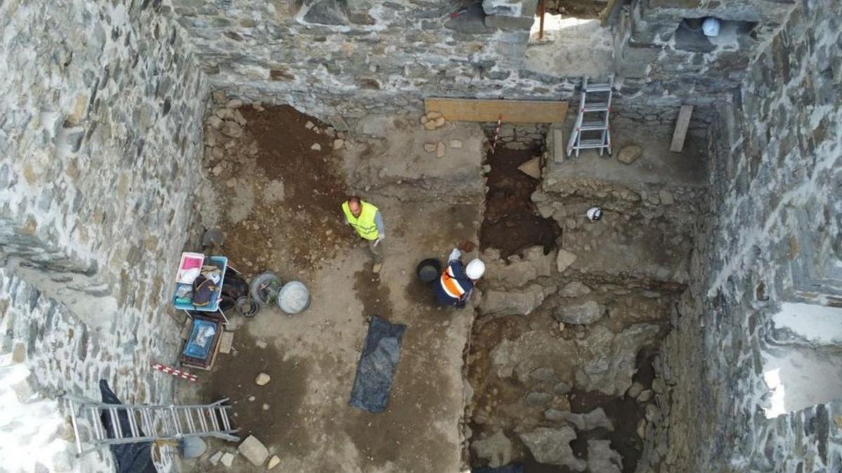 Trabajos arqueológicos en el interior de la torre. | Castrum / J. I. Jiménez 