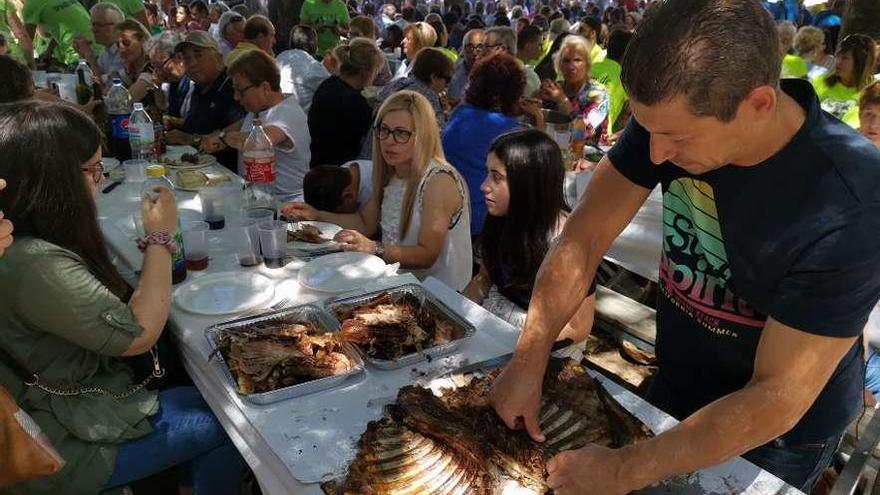 La fiesta convocó a 3.500 comensales en la carballeira de Santa Lucía. // Santos Álvarez