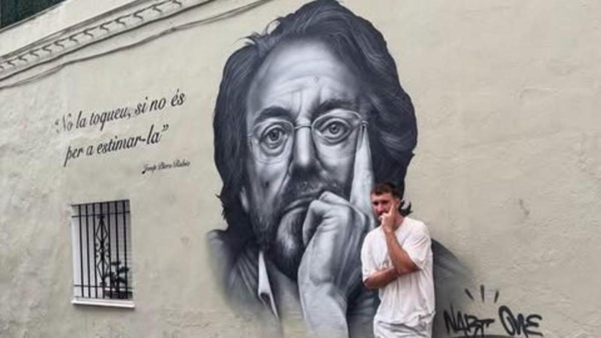 El artista posa junto al retrato de Josep Piera e imita su característico gesto