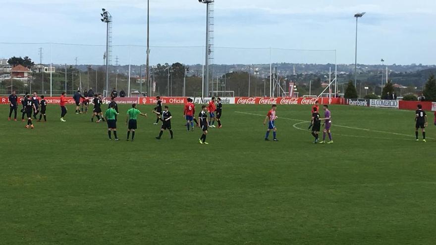 Los jugadores de Sporting y Bansander se saludan al término del partido.