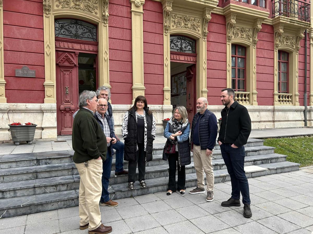 Los representantes del PSOE de Carreño, ante el Consistorio