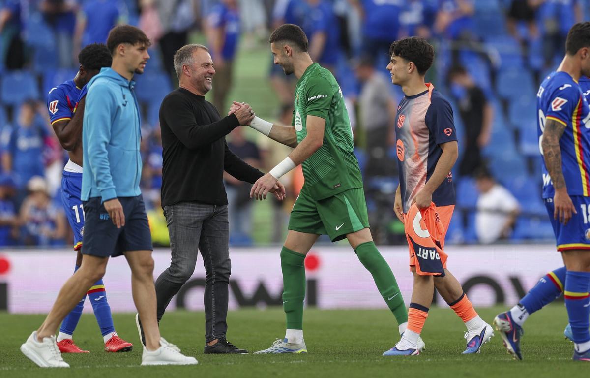 Hansi Flick y Joan Garcia celebran el triunfo ante el Getafe