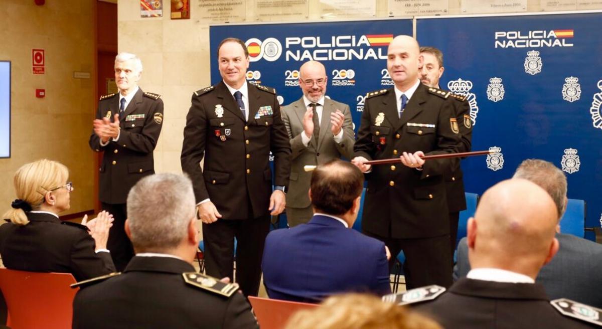 Toma de posesion del comisario David Molano (derecha con bastón de mando) como jefe de la comisaría de Policía Nacional en Coslada (Madrid)